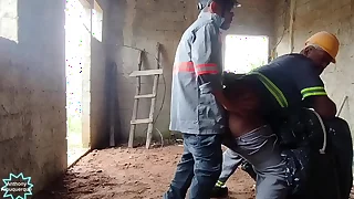 Eletricista fudendo o ajudante durante o servi&ccedil;o